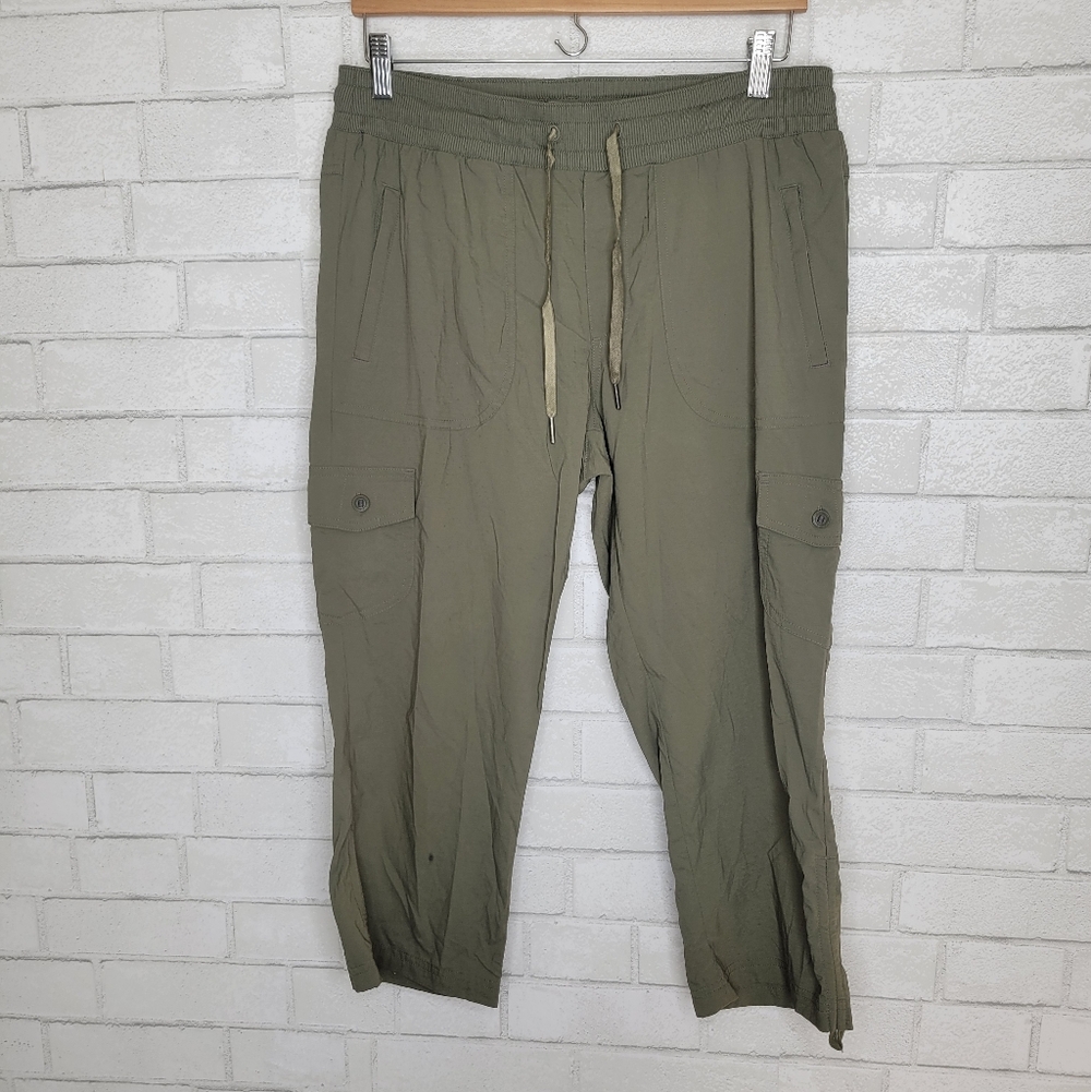 LL Bean Sage Army Green Cargo Capri Pants
